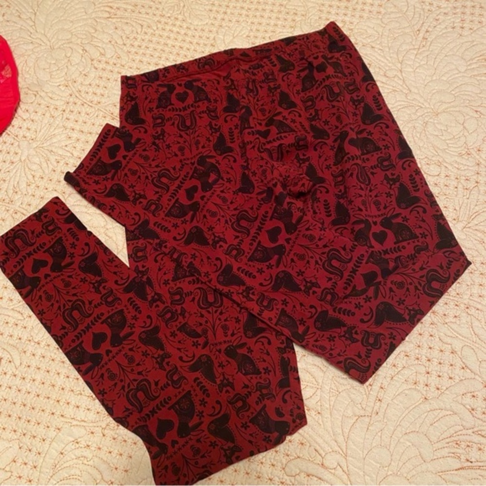 Red and Black Patterned Leggings. Size M. Like new.